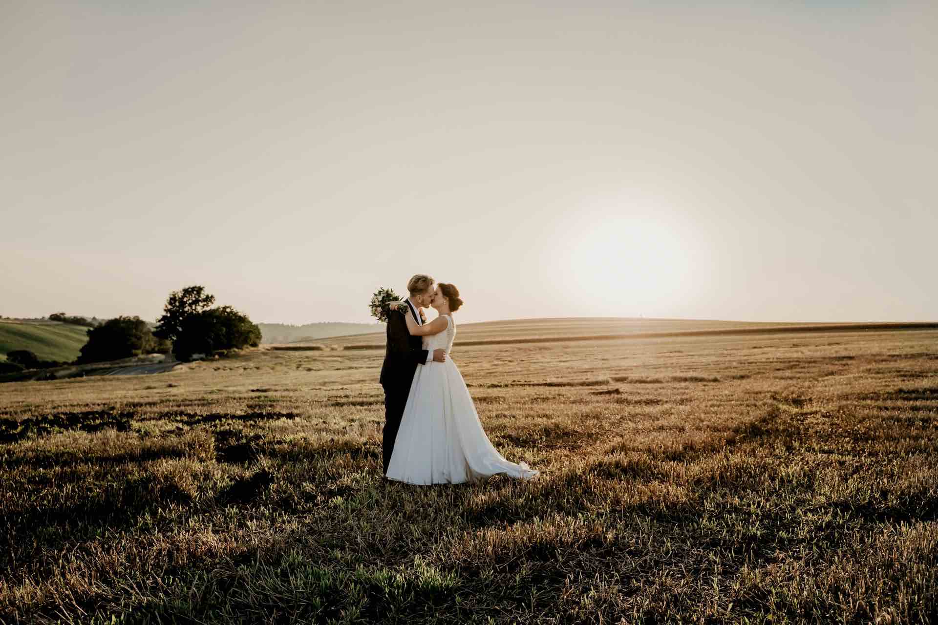 photographie de mariage en extérieur Tarbes robe de mariée
